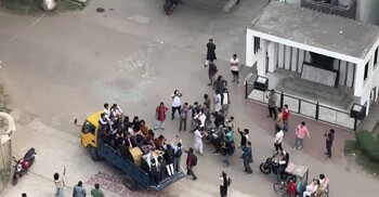 ‘রাজাকার আলবদর কিছুই রবে নারে’ গানে নাচলেন ঢাবির একদল শিক্ষার্থী