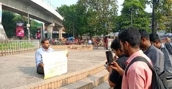 গণভোটের রায় বাস্তবায়নের দাবিতে আমরণ অনশনে ঢাবি শিক্ষার্থী