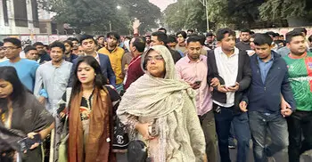 ওসমান হাদিকে হত্যাচেষ্টার প্রতিবাদে ঢাবিতে বিক্ষোভ