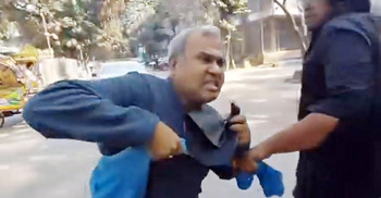 ‘রাজাকারের বাচ্চা’ বলা শিক্ষককে ধাওয়া দিলেন ঢাবি শিক্ষার্থীরা