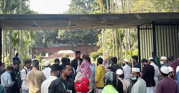 ওসমান হাদির সমাধিস্থল দেখতে ছুটে আসছেন শিক্ষার্থী-জনতা