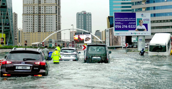 ভারী বৃষ্টি-বন্যায় তলিয়ে গেছে দুবাইয়ের রাস্তাঘাট