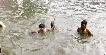 হাঁস ধরা প্রতিযোগিতা দেখতে মানুষের ঢল