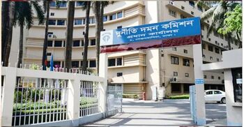 অবৈধ সম্পদ অর্জন: স্ত্রীসহ রাজস্ব কর্মকর্তার বিরুদ্ধে মামলা