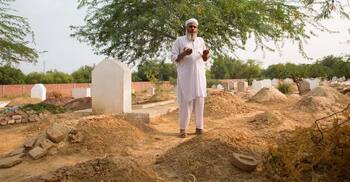 দাফনের পর মৃত ব্যক্তির জন্য দোয়া