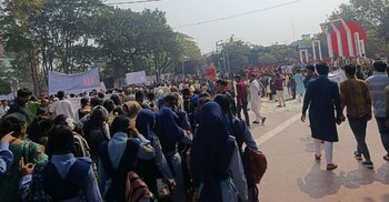 দুপুরেও শহীদ মিনারে শ্রদ্ধা জানাতে সর্বসাধারণের ভিড়