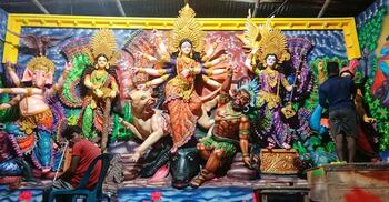 শেষ মুহূর্তে প্রতিমা রাঙাতে ব্যস্ত শিল্পীরা