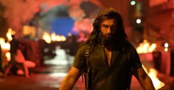 রেকর্ড ভাঙার পথে ‘ধুরন্ধর’, ৮ দিনেই আয়ের পাহাড়