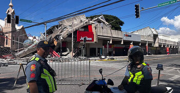 7.8 quake kills 3 in Philippines, triggers tsunami warnings