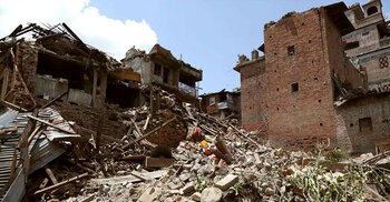 ভূমিকম্পে আটকে পড়লে কী করবেন