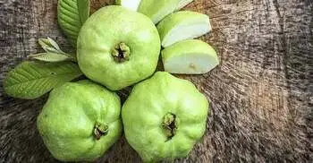 খোসাসহ পেয়ারা খাওয়ার আগে যা জানা দরকার