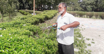 ৩০ বছর ধরে ১৭৫ একরের ক্যাম্পাসকে আগলে রেখেছেন আলতাফ
