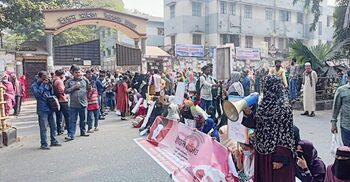 ৫ দফা দাবিতে সড়ক অবরোধ ইডেন কলেজ শিক্ষার্থীদের