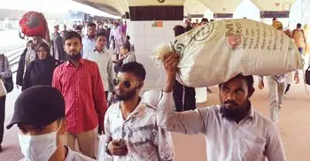 ছুটি কাটিয়ে ছুটির দিনে ঢাকায় ফিরছে মানুষ, কমলাপুরে উপচেপড়া ভিড়