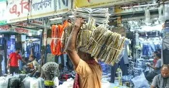 ঈদ ঘিরে কেরানীগঞ্জে পাইকারি কাপড় বাজারে ভিড়