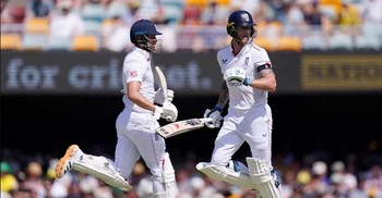 স্টোকস-জ্যাকসের স্বভাববিরুদ্ধ ব্যাটিং