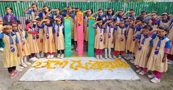 নিজেদের তৈরি শহীদ মিনারে শ্রদ্ধা জানালো শিক্ষার্থীরা