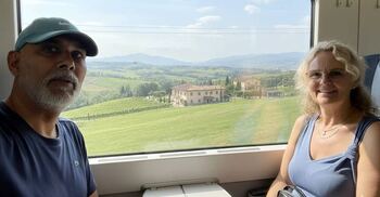 হঠাৎ দেখে থমকে গেলাম