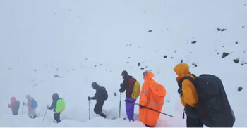 Rescue underway as nearly 1,000 trapped on Everest slopes