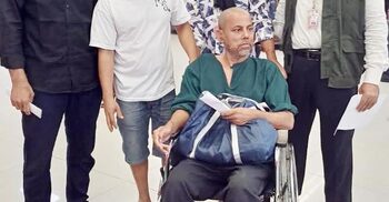 মালয়েশিয়ায় অসুস্থ বাংলাদেশি জাহাঙ্গীরকে পরিবারের কাছে হস্তান্তর
