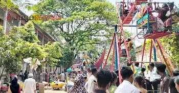 নাগরদোলায় চড়ে ছোট্ট রূপকথার যেন আনন্দের শেষ নেই