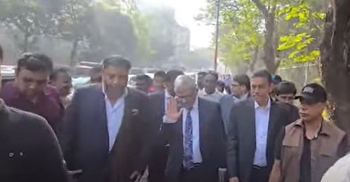 সংসদ ভবনে হেঁটেই রওয়ানা দিলেন মির্জা ফখরুল