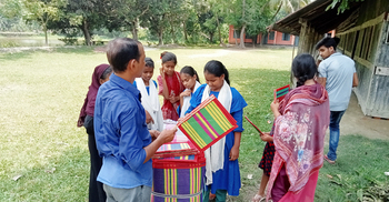 গরমে কদর বেড়েছে হাতপাখার