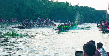 কুমার নদে নৌকাবাইচ দেখতে মানুষের ভিড়