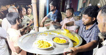 স্বাদের জাদুতে ভোজনরসিকদের মন জয় করেছে আমজেদের খিচুড়ি