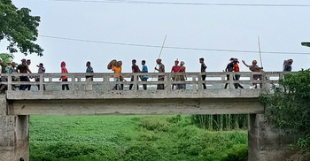 বাবার কুলখানিতে বাধা, দুইপক্ষের সংঘর্ষে আহত ৮