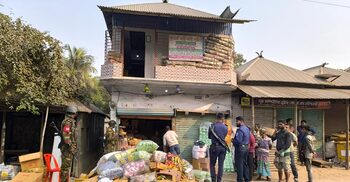 ভেজাল আচার-চিপস তৈরির কারখানায় অভিযান, লাখ টাকা জরিমানা