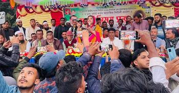 সড়কে বালুর বস্তা ফেলে শামা ওবায়েদের গাড়ি বহর আটকানোর অভিযোগ