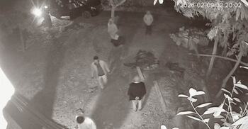 গভীর রাতে আগ্নেয়াস্ত্রসহ স্বতন্ত্র প্রার্থীর সমর্থকদের হুমকির অভিযোগ