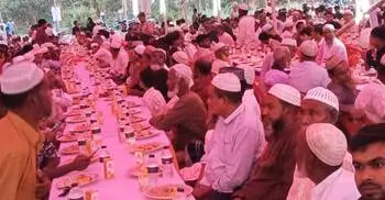 দীর্ঘদিন পর দেশে ফিরে দুই সহস্রাধিক এলাকাবাসীকে নিয়ে ইফতার প্রবাসীর