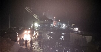 পন্টুনের নিচে চলে যাওয়ায় ভাঙা যাচ্ছে না বাসের দরজা-জানালা