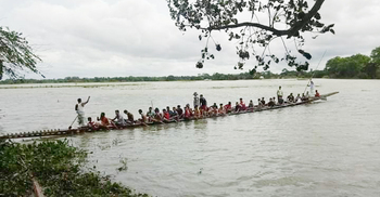 ফরিদপুরে ঐতিহ্যের নৌকাবাইচ দেখতে মানুষের ভিড়