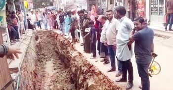 মাটি খুঁড়ে বের হলো রহস্যময় ১৫ প্রাচীন কলস