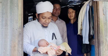 নবজাতককে কোলে তুলে নিলেন ইউএনও, দিলেন উপহার