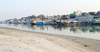 নৌবন্দরে পণ্যবাহী জাহাজ-কার্গো-ট্রলার চলাচল বন্ধ