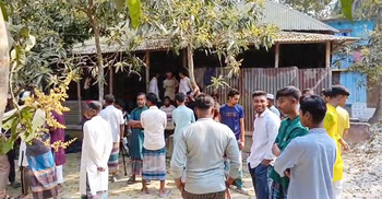 প্রবাসীর স্ত্রীর সঙ্গে পরকীয়ার অভিযোগ, গাছে বেঁধে রাখলো গ্রামবাসী