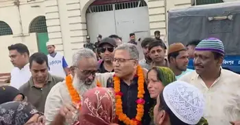 জেলগেটে আওয়ামী লীগ নেতাকে ফুলের মালা পরিয়ে বরণ বিএনপির এমপির