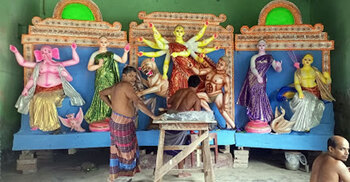 মণ্ডপে উৎসবের আমেজ, প্রতিমার সাজসজ্জায় ব্যস্ত শিল্পীরা