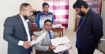 ভোট কক্ষের ভেতরে টাকা বিতরণ, বিএনপির পোলিং এজেন্টকে জরিমানা