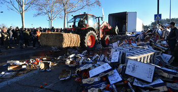 ফ্রান্সে কৃষকদের অভিনব বিক্ষোভ