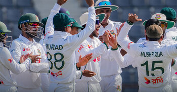 শেষ সেশনে স্বস্তির হাসি বাংলাদেশের, ৮ উইকেট হারালো আইরিশরা