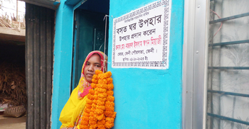 হতদরিদ্র লাকির মুখে হাসি ফোটালেন মেয়র