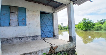 বিদ্যালয় ভবনে ফাটল, আতঙ্কে শিক্ষার্থী-অভিভাবকরা