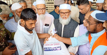 বন্যাদুর্গতদের সহায়তায় সব শ্রেণির মানুষ এগিয়ে এসেছেন