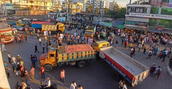 বালুভর্তি ট্রাক দিয়ে সড়ক অবরোধ, মিন্টুর শোডাউনে বাধা-হামলা