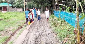 কাঁচা রাস্তার বেহাল দশা, হেঁটে চলাও দায়